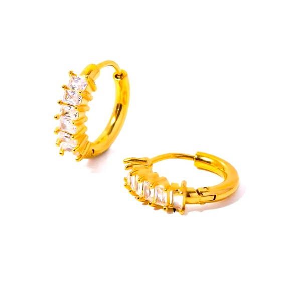 NEW 18K GOLD PLATED CUBIC ZIRCONIA HUGGIE HOOPS - Picture 1 of 6
